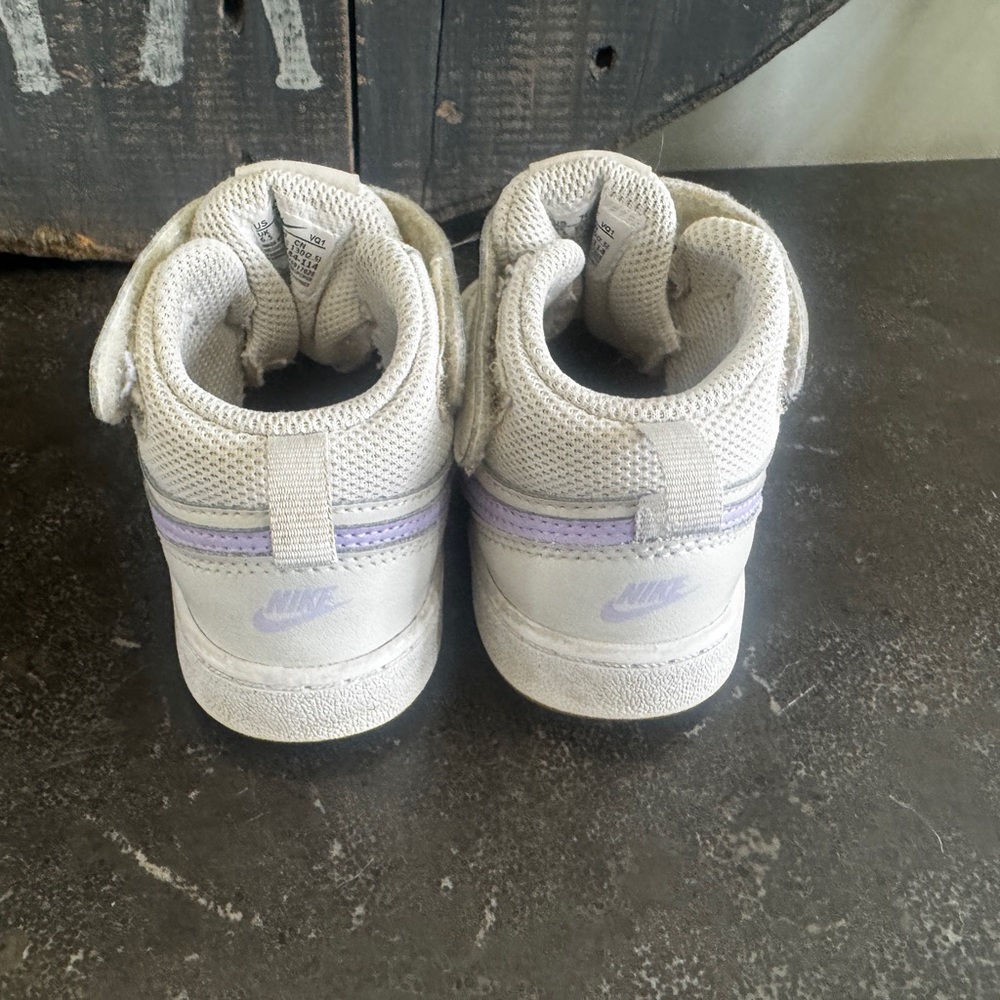 Nike Kids Sneakers in Light Gray and Lavender